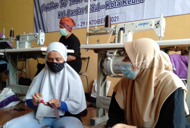 Dukung Pengrajin Tenun ikat, Dekranasda Kota Kediri Ajak Terus Kembangkan Produk