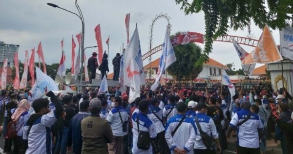 Sampaikan Kekecewaan di Hari Terakhir Demo, 50 Ribu Buruh Bawa 3 Tuntutan Untuk Khofifah
