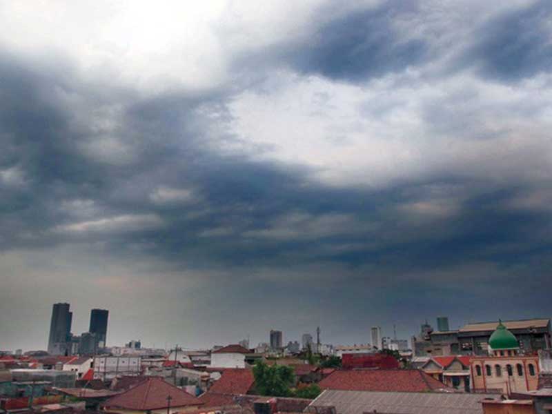 Sepekan ke Depan Warga Surabaya Diminta Antisipasi Cuaca Ekstrem