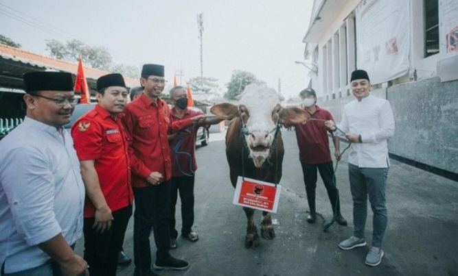 PDIP Surabaya Potong 14 Sapi di RPH Pegirian Untuk Dibagikan pada Warga Tidak Mampu