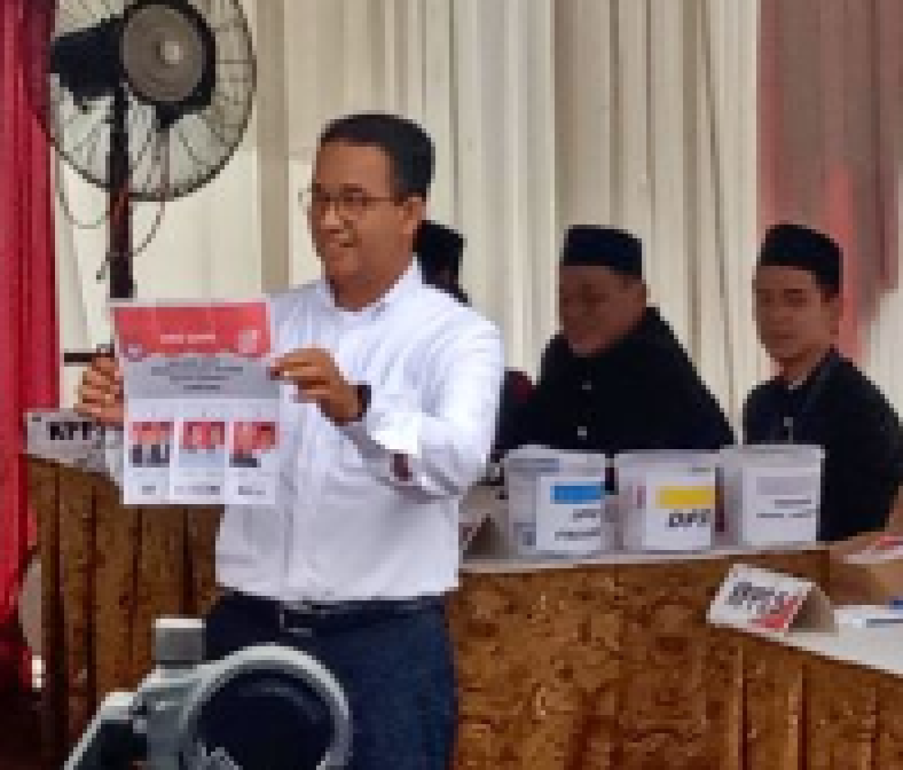 Temukan Kerusakan, Anies Baswedan Kembalikan Surat Suara