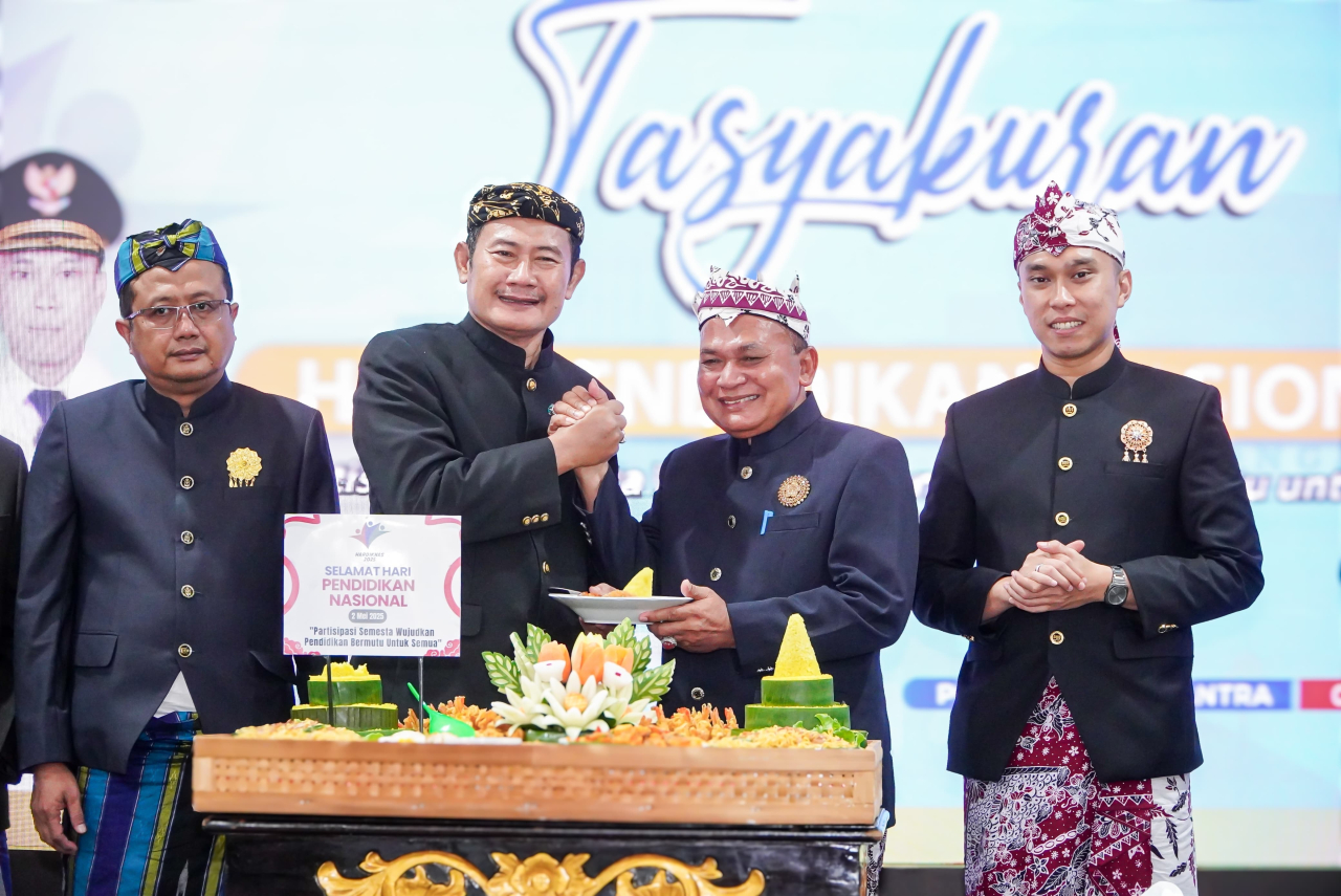 Peringati Hardiknas, Pemkab Lamongan Beri Penghargaan pada Insan Pendidikan